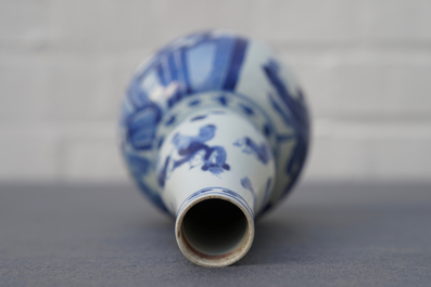 Een Chinese blauwwitte kalebasvaas met figuratief decor, Kangxi